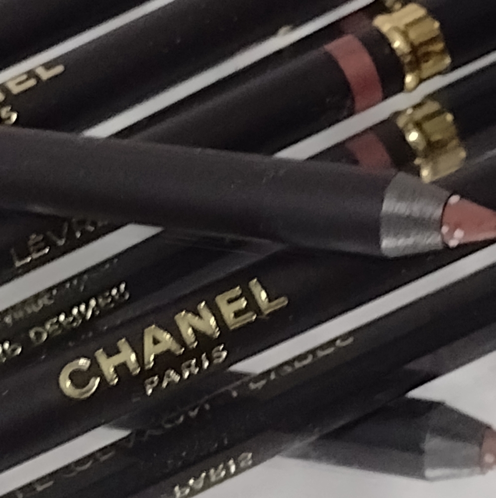 CHANEL 1 🧩 Piece Girl Celebrate Lip or 👁️  Brow Liner Earth tone Mahogany NWT